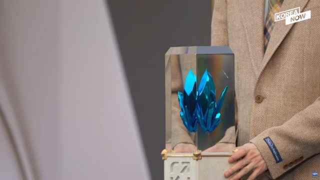 Hall of Legends Faker trophy.