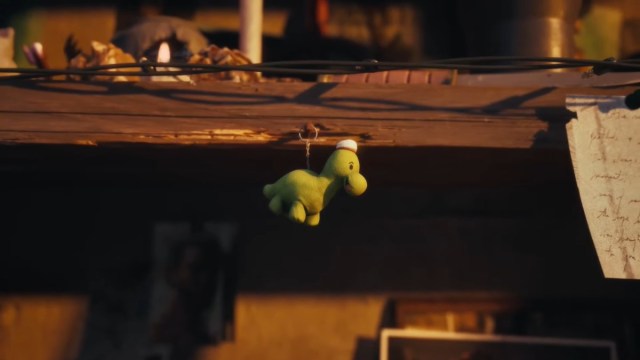 Green dinosaur key charm dangling from shelf in State of Decay 3 trailer