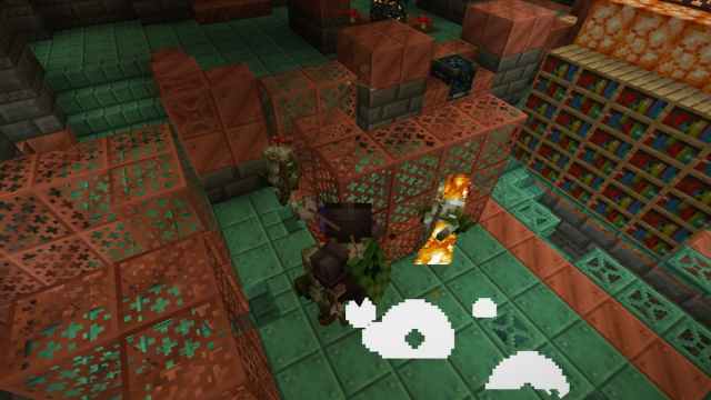 Fighting with a Fire Aspect Mace that has set an enemy on fire in Minecraft.