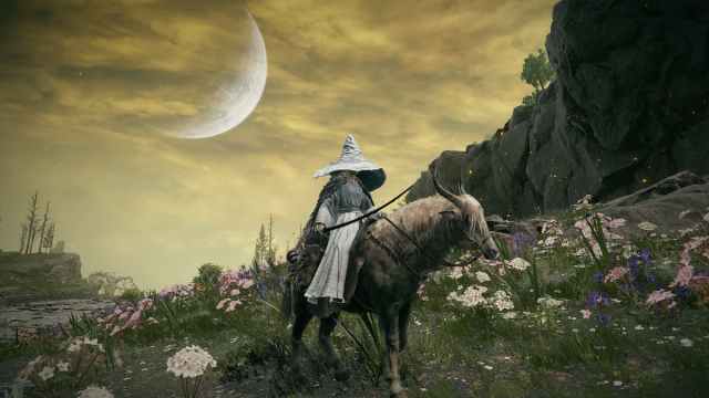 A character wielding the Sword of Night while mounted on Torrent in Shadow of the Erdtree.