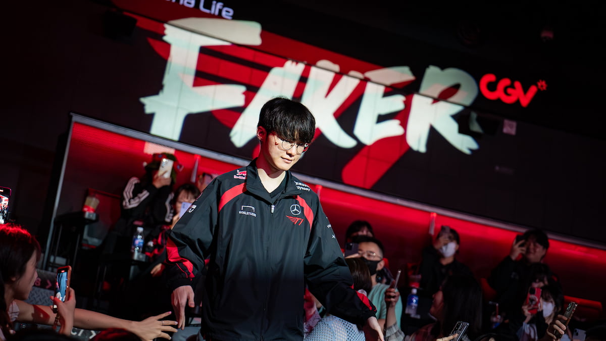 Picture showing Faker in T1's lineup with the fans in LCK.