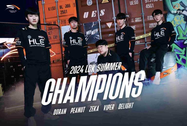 Hanwha Life Esports wins the 2024 LCK Summer Split, the team poses infront of the title