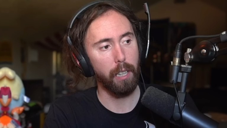 Asmongold speaking into his mic.