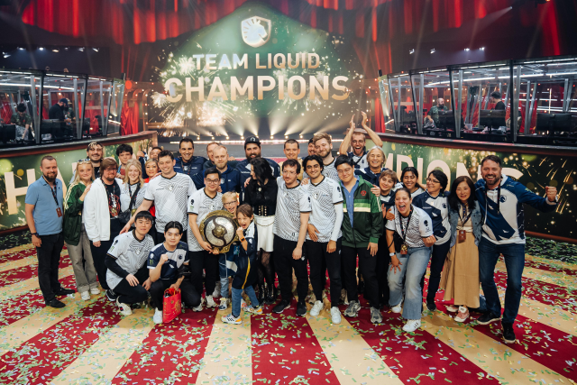 Team Liquid and family posing with the Aegis. Image via @TeamLiquidDota