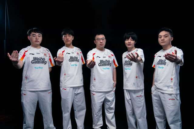 Weibo Gaming team posing for Asset Day at Worlds