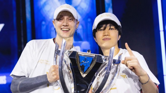 Rekkles and Keria lifting the 2024 World Championship trophy