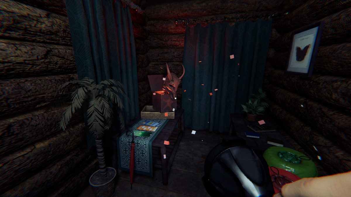 A krampus box by in the reception building in phasmophobia.