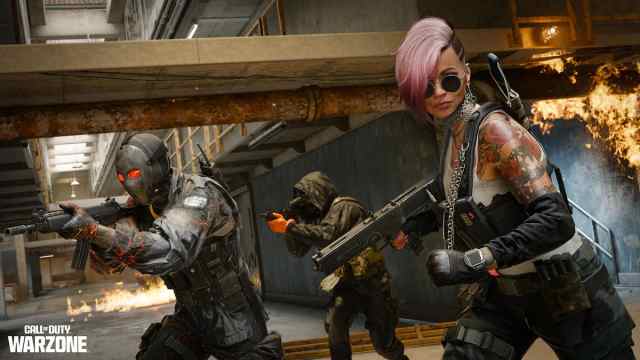Warzone operators group up to fight inside of a jail