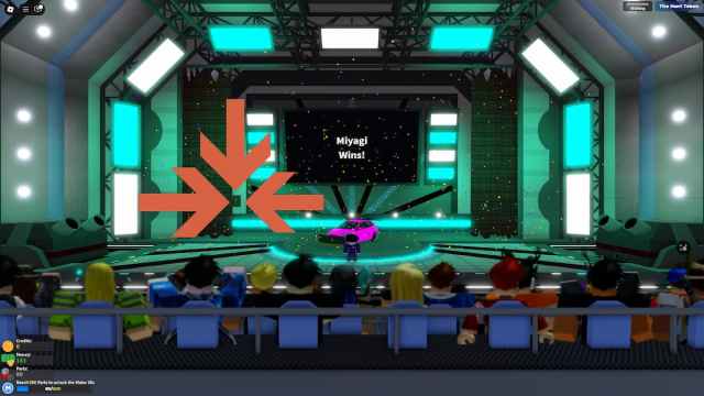 A Winning announcement stage in Car Crushers 2 with arrows pointing to a key