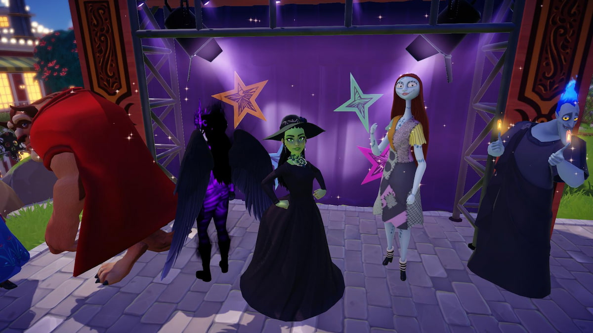 A player with green skin and a balck witch outfit standing with Hades, Sally, The Forgotten, and The Beast in front of a stage with stars in Disney Dreamlight Valley.