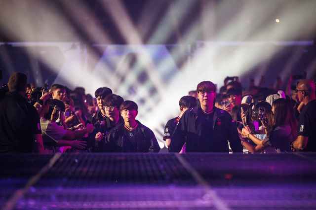 T1 VALORANT team heading to the stage in the VALORANT Masters Bangkok