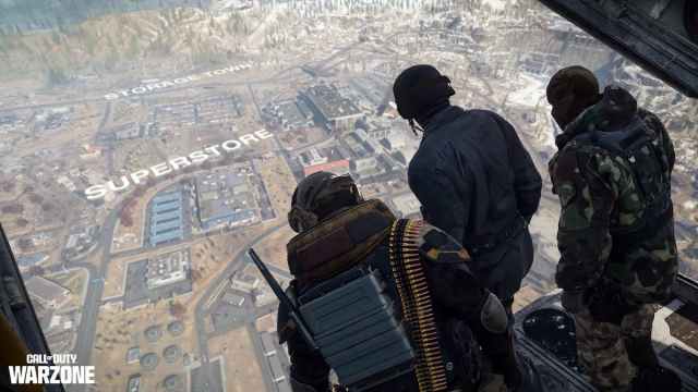 Three soldiers looking out of an opened plane in Warzone.